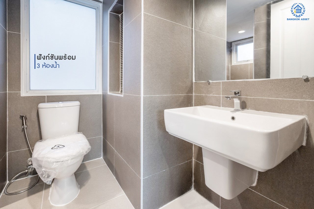 บ้านมือสองตกแต่งใหม่ ม.วิลล่าการ์เด้น2 บางกรวย-ไทรน้อย หลังมุม เนื้อที่ 51.5 ตร.ว. ฟังก์ชัน 3 ห้องนอน 3 ห้องน้ำ จอดรถได้ 2 คัน บรรยากาศเป็นส่วนตัว บนทำเลศักยภาพ ใกล้เซ็นทรัลเวสต์เกต เชื่อมต่อหลายเส้นทาง ถ.รัตนาธิเบศร์, ถ.กาญจนาภิเษก และราชพฤกษ์ และรถไฟฟ้า "สถานีบางพลู"...